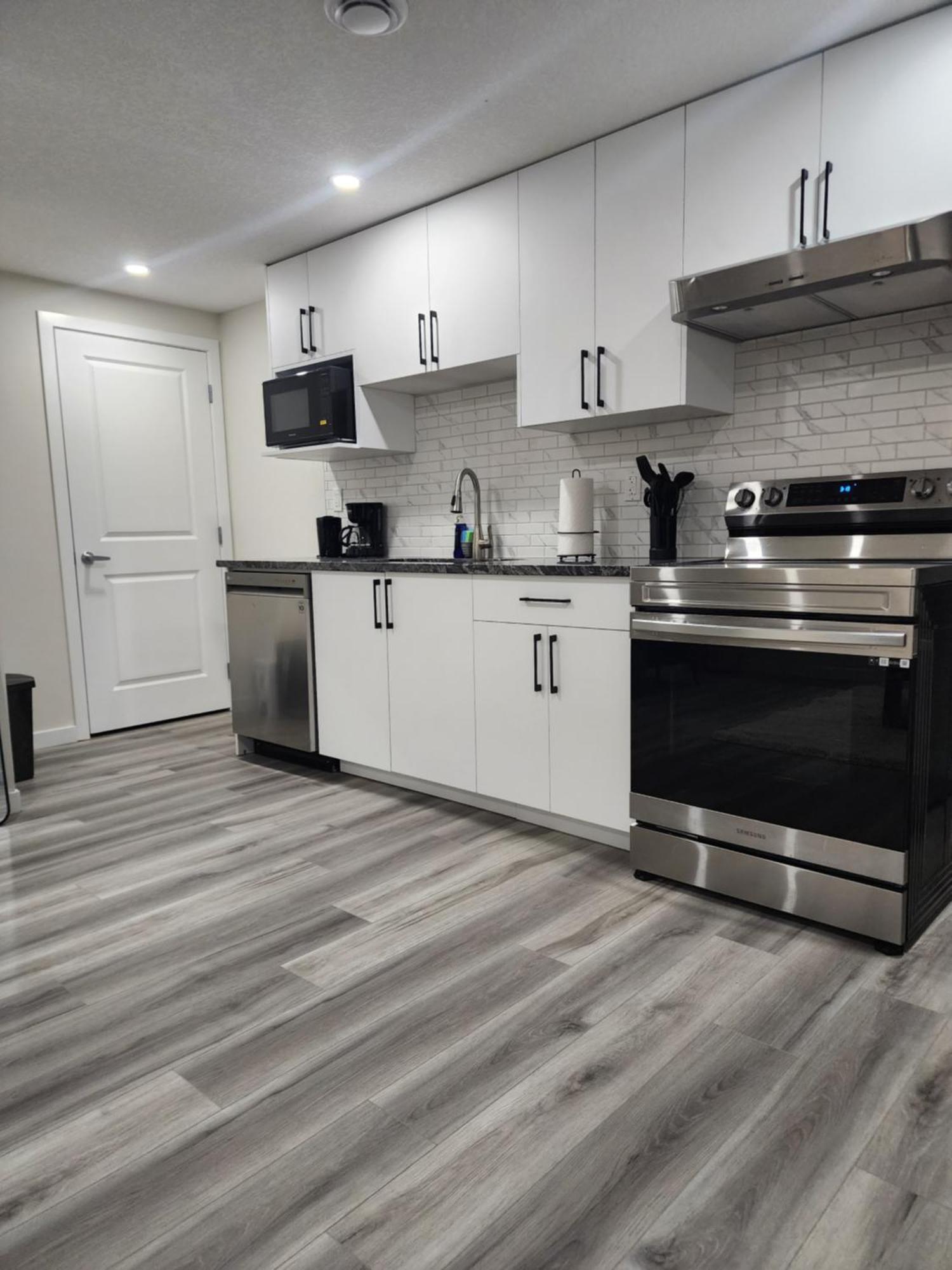 Trendy 2-Bed Oasis Awaits! Apartment คาลการี ภายนอก รูปภาพ